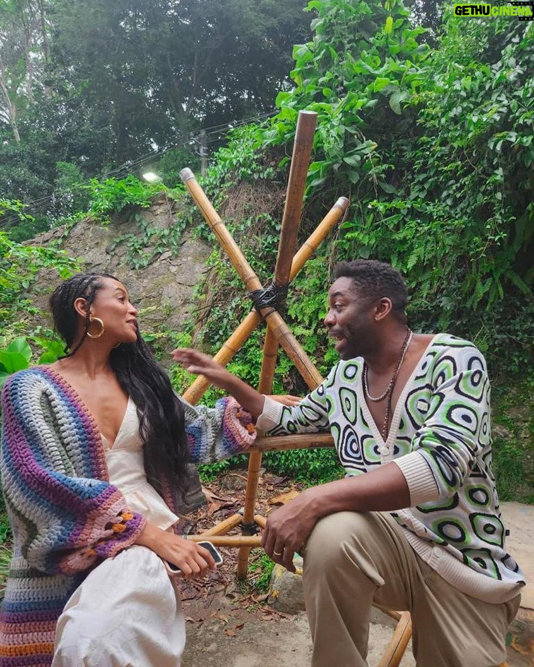 Lázaro Ramos Instagram - Camisa cavada, sorriso no rosto, lugar agradável. Tive isso nesse dia. Como não estou nesse lugar hoje, compartilho com vocês para inspirar boas energias. Põe a sua camisa cavada e enfrente a vida. Ou não. Se quiser, se cubra e tire um cochilo. O importante é ser feliz rsrs ✨❤️🔥🍀 Rio de Janeiro, Rio de Janeiro