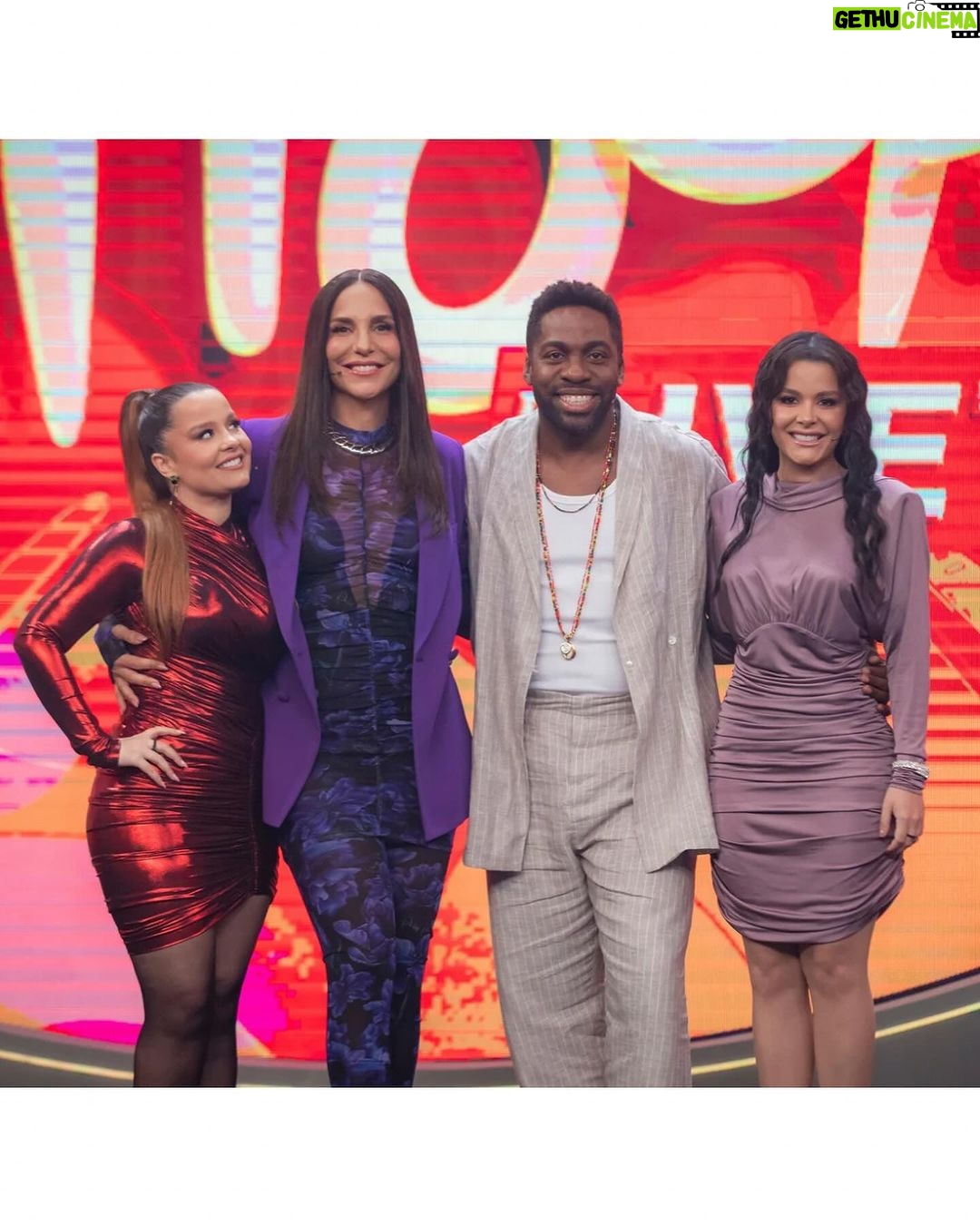 Lázaro Ramos Instagram - Eita, Lazinho, domingo, na Globo? Fazendo o quê? Encontrando @maiaraemaraisa? Vixe, música da Ivete? 🤔 Pois é, #PipocadaIvete com Lazinho!! E digo mais: ainda realizei o sonho de cantar com mainha, não percam que tá massa demais. 🍿❤️
