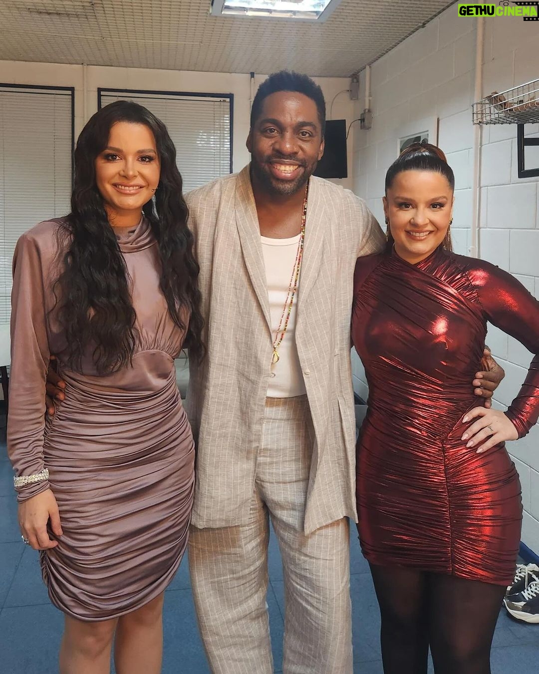 Lázaro Ramos Instagram - Eita, Lazinho, domingo, na Globo? Fazendo o quê? Encontrando @maiaraemaraisa? Vixe, música da Ivete? 🤔 Pois é, #PipocadaIvete com Lazinho!! E digo mais: ainda realizei o sonho de cantar com mainha, não percam que tá massa demais. 🍿❤️