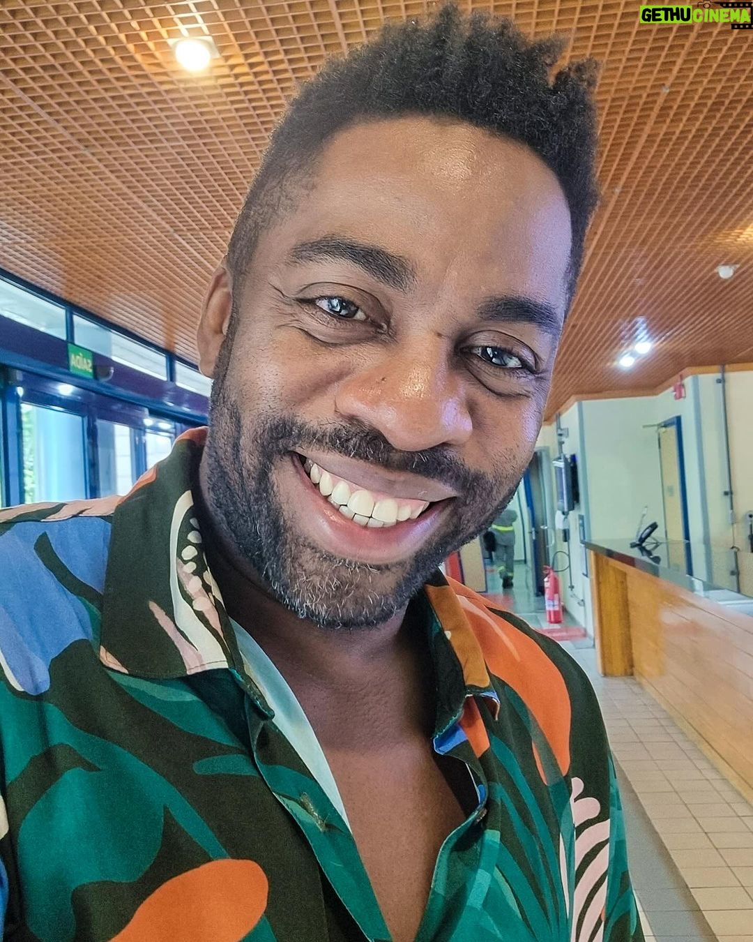 Lázaro Ramos Instagram - Sextou na labuta mas posando pra fotos para enviar boas energias pra vocês, meus amores! 😅 rsrsrs