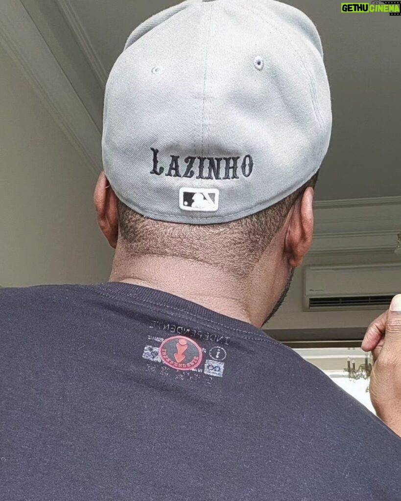 Lázaro Ramos Instagram - Um sábado trabalhando e animado. E a camiseta? Quem é soteropolitano sabe.😉 #arte #saúde #trabalho 👕 @independente.multi #Salvador #bahia