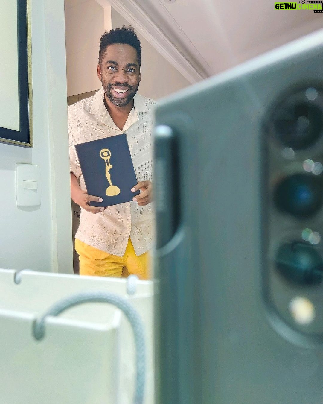 Lázaro Ramos Instagram - Olha indicação ai, gente!!! Obrigado #MelhoresDoAno e obrigado #ElasPorElas. ✨📺 Obrigado @ale_marson , @therezafalcao e equipe de autores pelo seu texto. Obrigado @amoramautner e equipe de direção e equipe técnica, que tem proporcionado dias agradáveis. E obrigado queridas amigas e amigos do elenco. Tudo construído junto em cada encontro. Pois é... isso é agradecimento por indicação. Rsrsrs E a vocês que estão acompanhando nossa saga, Mário Fofoca é feito com amor, humor e coração para vocês. 💜 Rio de Janeiro, Rio de Janeiro