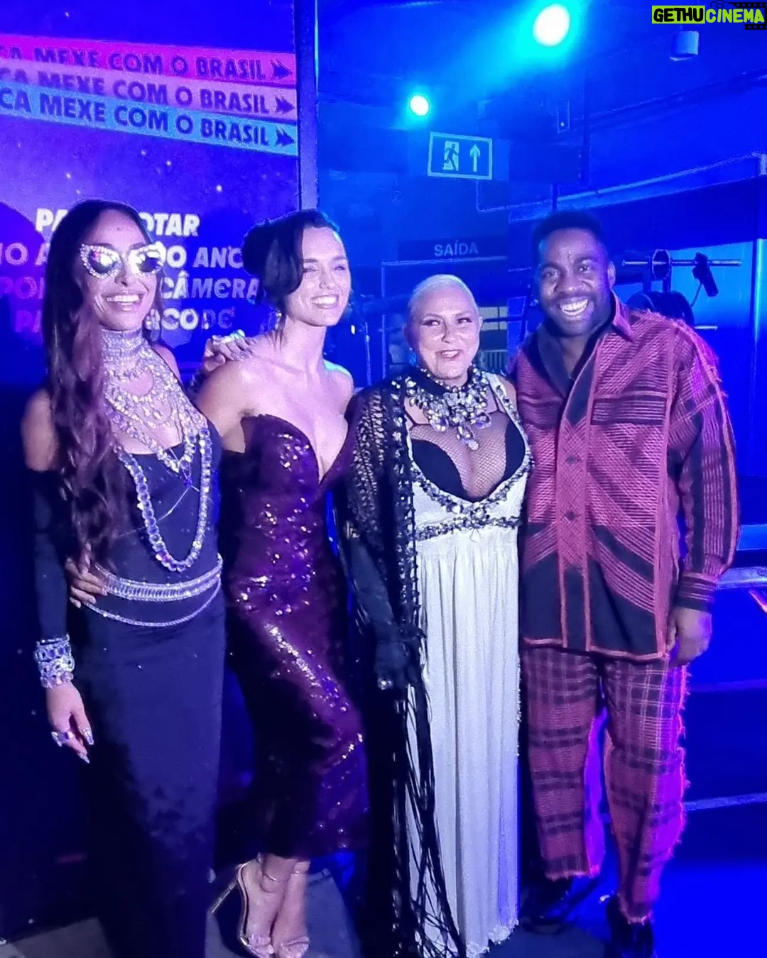 Lázaro Ramos Instagram - Cheguei #premiomultishow2003 Turma massa de papear. Já me ofereci pra almoçar em 3 casas, assistir 7 shows e ofereci pra 2 pessoas ficarem hospedados na minha casa. Rsrsrsrs