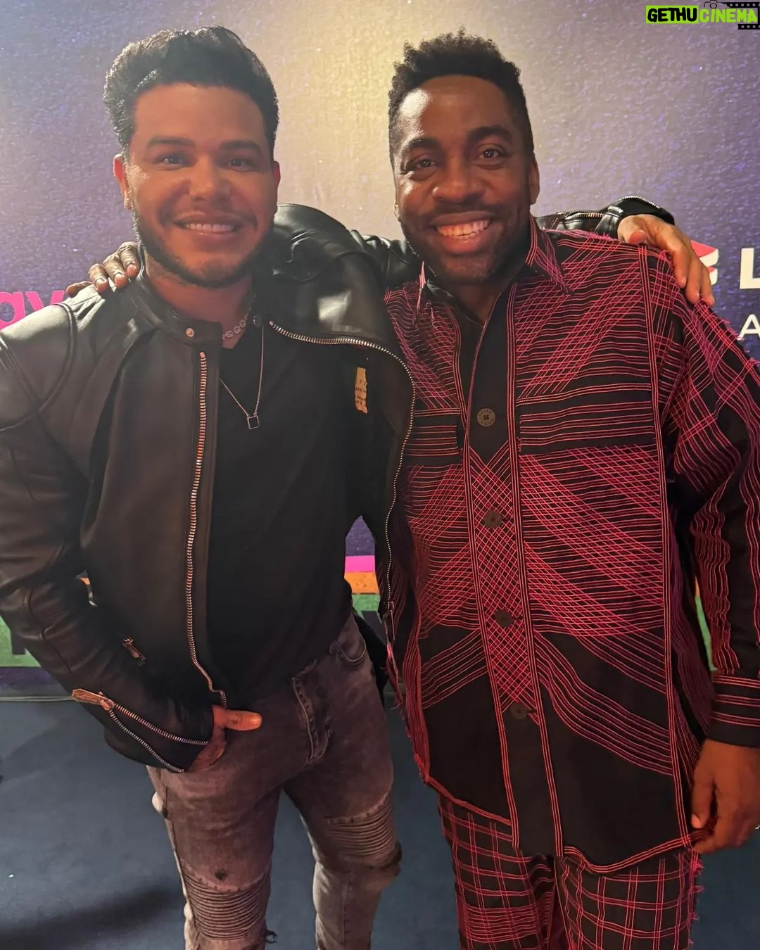 Lázaro Ramos Instagram - Cheguei #premiomultishow2003 Turma massa de papear. Já me ofereci pra almoçar em 3 casas, assistir 7 shows e ofereci pra 2 pessoas ficarem hospedados na minha casa. Rsrsrsrs