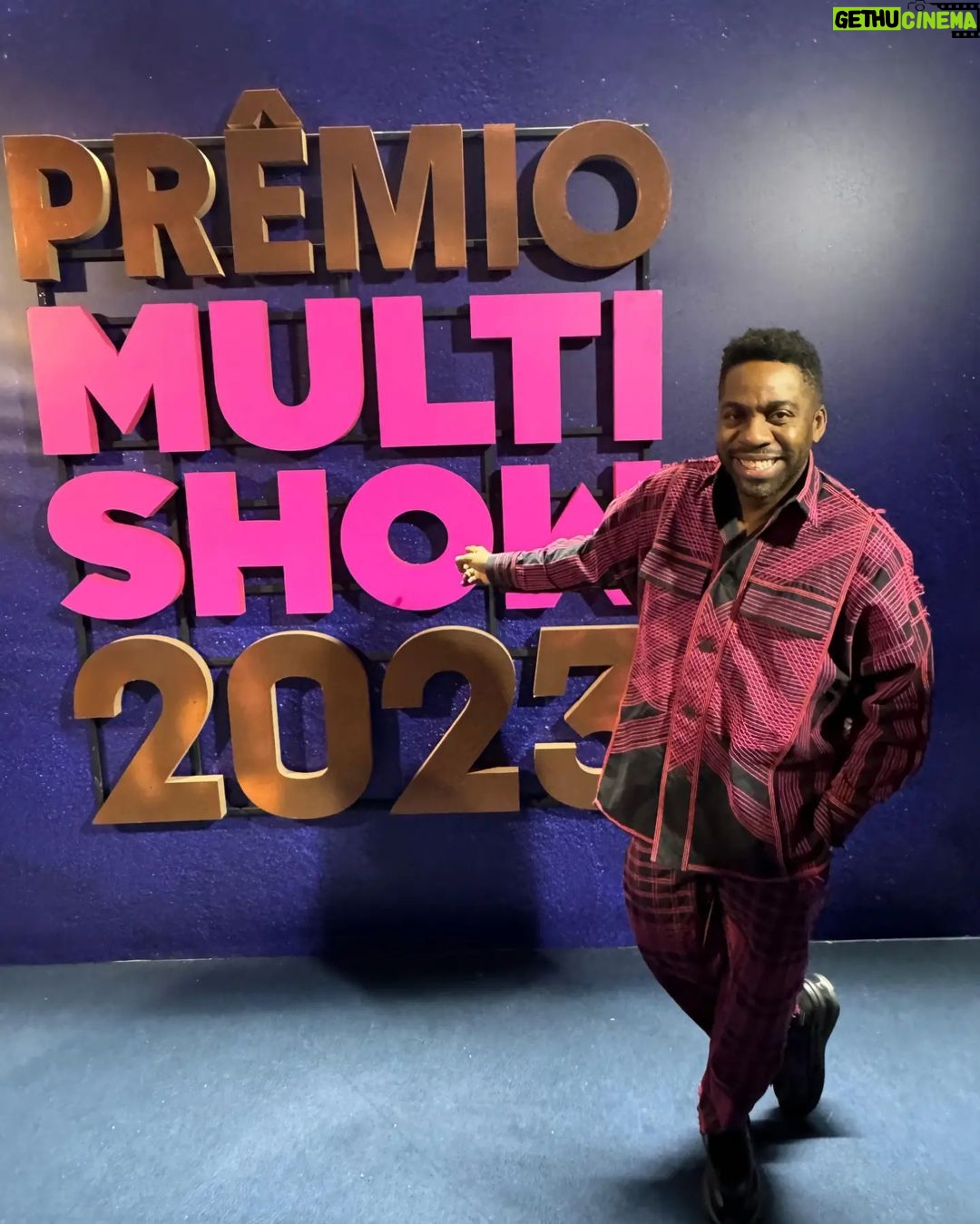 Lázaro Ramos Instagram - Cheguei #premiomultishow2003 Turma massa de papear. Já me ofereci pra almoçar em 3 casas, assistir 7 shows e ofereci pra 2 pessoas ficarem hospedados na minha casa. Rsrsrsrs