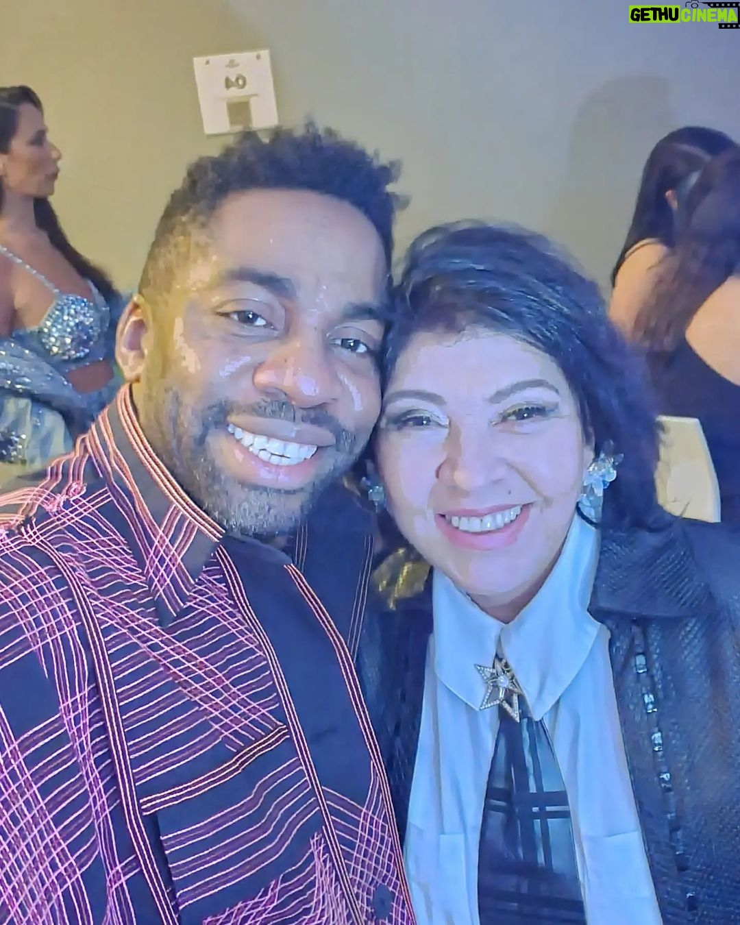 Lázaro Ramos Instagram - Cheguei #premiomultishow2003 Turma massa de papear. Já me ofereci pra almoçar em 3 casas, assistir 7 shows e ofereci pra 2 pessoas ficarem hospedados na minha casa. Rsrsrsrs