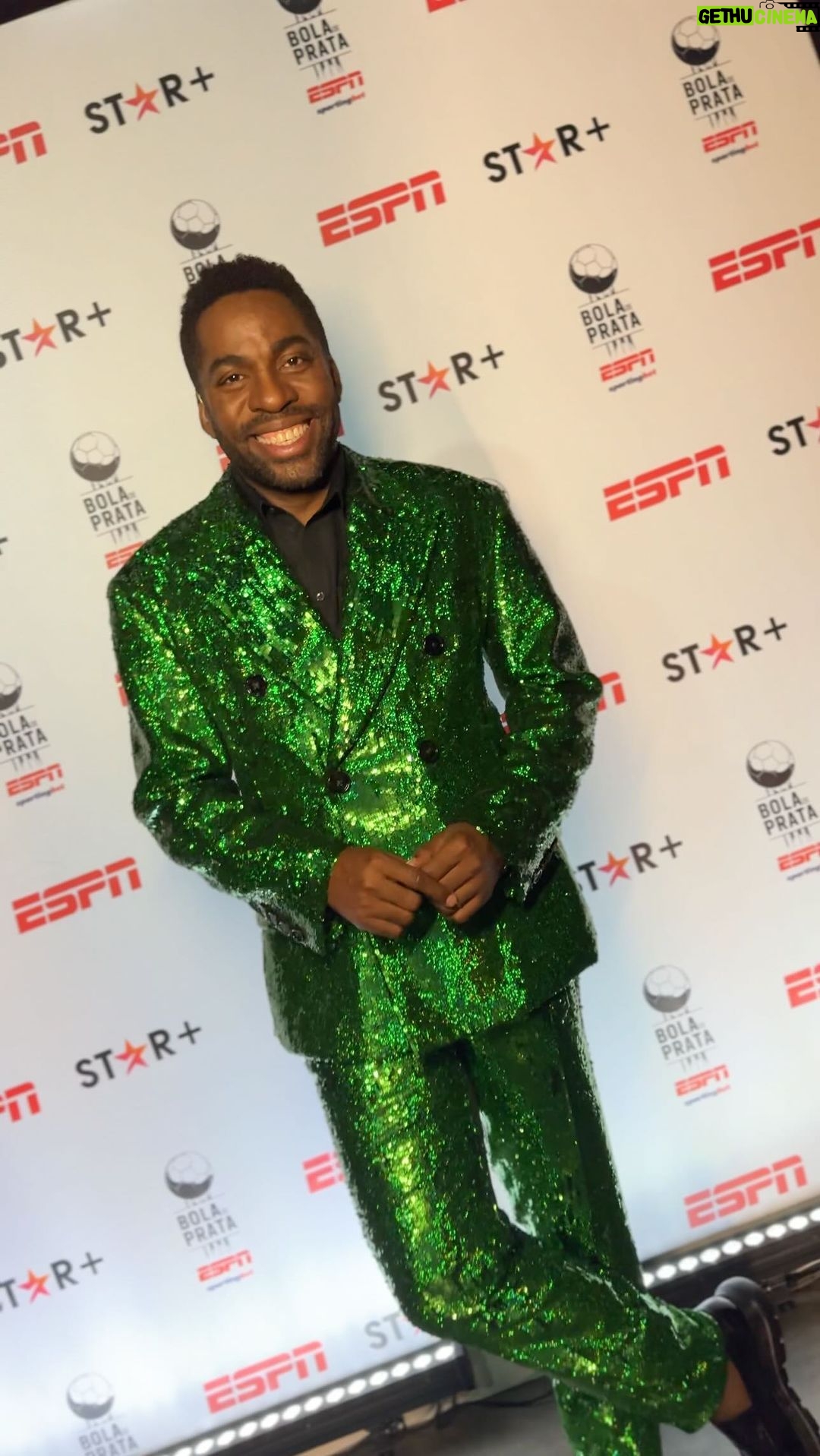 Lázaro Ramos Instagram - Obrigado @ESPNBrasil pelo convite para apresentar o #BolaDePrataESPN hoje. Foi um dia memorável, premiando tantos jogadores, jogadoras e treinadores que têm mostrado seu talento nos campos. Obrigado também as minhas parceiras de palco @jojoca @falasemgritar @marianaspinelli e ao @dumeneses, que tornaram tudo mais especial. Parabéns a todos os vencedores e viva o futebol brasileiro. ❤️🏆⚽️ Look verde: @dolcegabbana @louiesaopaulo Look azul: @eduardoguinle @eduardi_guinle @louiesaopaulo Look preto: @dolcegabbana @louiesaopaulo Look estampado: @foz___ @louiesaopaulo