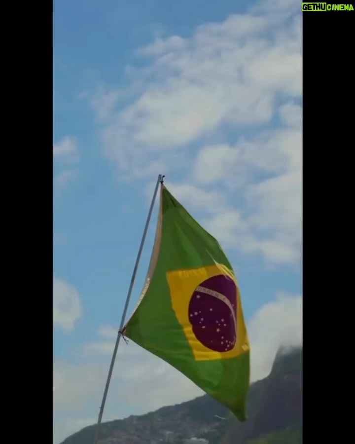 Lázaro Ramos Instagram - Foi bonito de ver. Minha prima passou rapidinho pelo Brasil só pra dizer o quanto os fãs e A BAHIA são importantes para ela e agradecer pelo apoio e carinho que esse público tem oferecido a ela ao longo da carreira. Mais bonito ainda foi ver que antes disso, a fundação dela, @beygood apoiou projetos sociais e empreendedores em Salvador, São Paulo e Rio de Janeiro, entregando uma bolsa de 25 mil reais para que pudessem se desenvolver, continuar com o trabalho e os estudos. A importância que a generosidade e carinho de uma das mulheres mais importantes do mundo tem para o fortalecimento de autoestima e potência de todas essas pessoas não se mede. Lindo demais! E olha onde que eu tava rsrsrs 😜