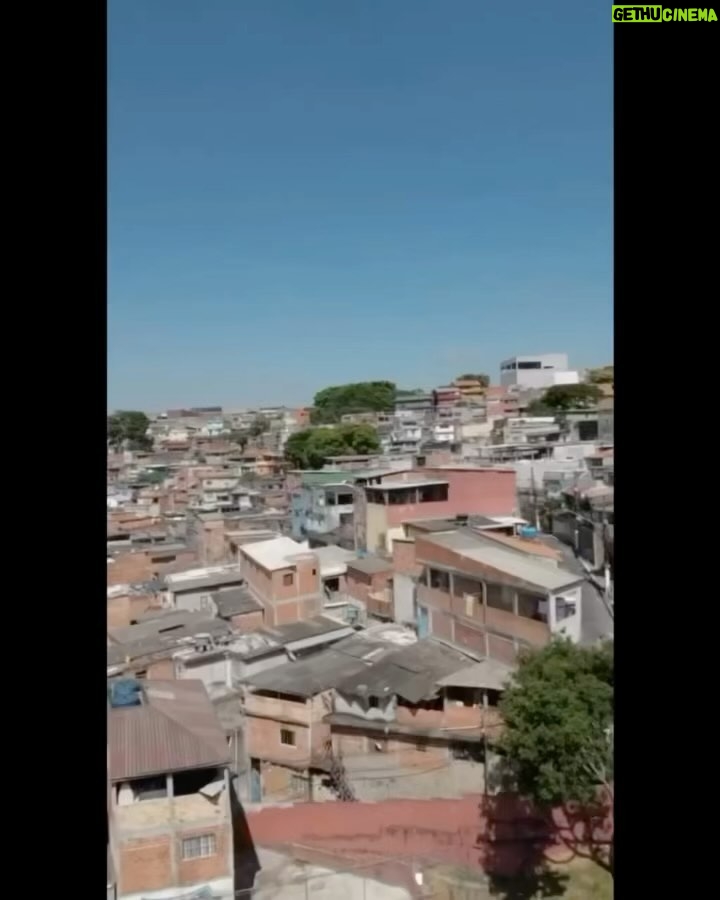 Lázaro Ramos Instagram - Foi bonito de ver. Minha prima passou rapidinho pelo Brasil só pra dizer o quanto os fãs e A BAHIA são importantes para ela e agradecer pelo apoio e carinho que esse público tem oferecido a ela ao longo da carreira. Mais bonito ainda foi ver que antes disso, a fundação dela, @beygood apoiou projetos sociais e empreendedores em Salvador, São Paulo e Rio de Janeiro, entregando uma bolsa de 25 mil reais para que pudessem se desenvolver, continuar com o trabalho e os estudos. A importância que a generosidade e carinho de uma das mulheres mais importantes do mundo tem para o fortalecimento de autoestima e potência de todas essas pessoas não se mede. Lindo demais! E olha onde que eu tava rsrsrs 😜