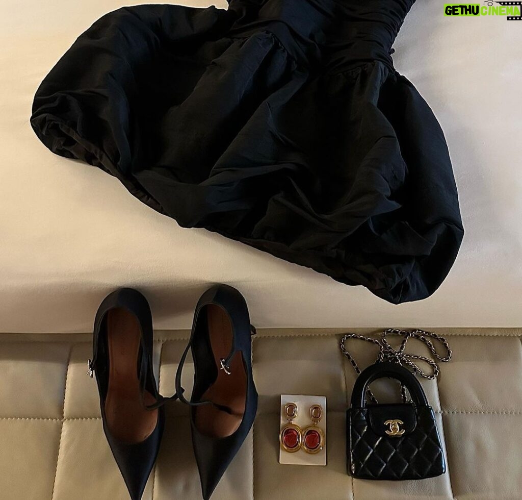 Léana Zaoui Instagram - Le p’tite robe noir 🍇