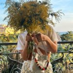 Léna Mahfouf Instagram – Est ce que tu préfères ce look en version casual de jour ou version soirée? 💐 Le total look c’est @longchamp et le sac c’est le Roseau ! :) #longchampuniversity #longchampss24 

collaboration commerciale, photographie retouchée !