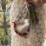 Léna Mahfouf Instagram – Est ce que tu préfères ce look en version casual de jour ou version soirée? 💐 Le total look c’est @longchamp et le sac c’est le Roseau ! :) #longchampuniversity #longchampss24 

collaboration commerciale, photographie retouchée !