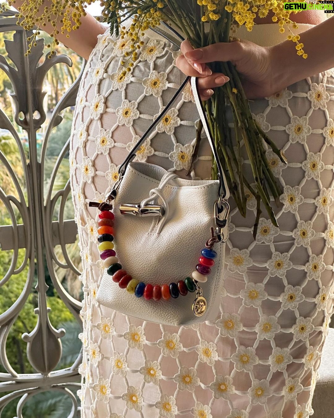 Léna Mahfouf Instagram - Est ce que tu préfères ce look en version casual de jour ou version soirée? 💐 Le total look c’est @longchamp et le sac c’est le Roseau ! :) #longchampuniversity #longchampss24 collaboration commerciale, photographie retouchée !