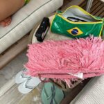 Léna Mahfouf Instagram - le mood à Rio: vivre d’amour, d’eau fraiche et de tongs @havaianaseurope 🩴 🇧🇷❤️🤸‍♀️ #havaianaswanderlust collaboration commerciale photographie retouchée Rio De Janeiro, Brazil