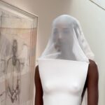 Léna Mahfouf Instagram – J’aime la mode, j’aime l’art et j’aime encore plus quand les deux se réunissent. 
J’aime Simon, j’aime son équipe et j’aime encore plus quand ils nous partagent ce qu’il y a dans leurs esprits créatifs. J’aime Carine, j’aime Julia et j’aime Seb et j’aime encore plus quand ils se rencontrent tous. 
J’aime la mode, j’aime Instagram et j’adore plus que tout partager ça avec vous. ❤️❤️❤️ 
merci @jacquemus !!!! Saint-Paul-de-Vence