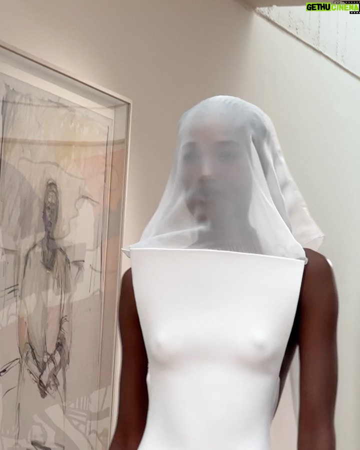 Léna Mahfouf Instagram - J’aime la mode, j’aime l’art et j’aime encore plus quand les deux se réunissent. J’aime Simon, j’aime son équipe et j’aime encore plus quand ils nous partagent ce qu’il y a dans leurs esprits créatifs. J’aime Carine, j’aime Julia et j’aime Seb et j’aime encore plus quand ils se rencontrent tous. J’aime la mode, j’aime Instagram et j’adore plus que tout partager ça avec vous. ❤️❤️❤️ merci @jacquemus !!!! Saint-Paul-de-Vence