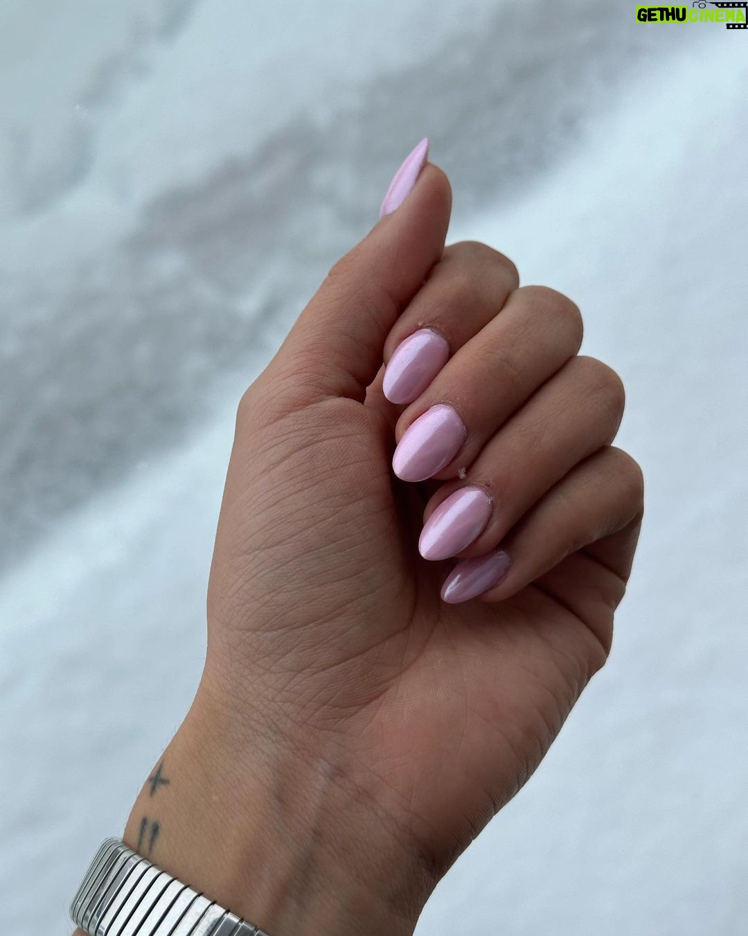 L茅na Mahfouf Instagram - vos copines font du ski 馃ザ鉂勶笍 les bobs et caches oreilles sont bient么t de retour sur @hotelmahfouf ( et on a une petite surprise 馃┌馃巰 ) Le Diamond Rock