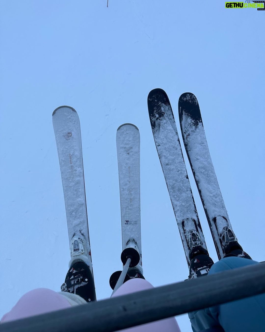 L茅na Mahfouf Instagram - vos copines font du ski 馃ザ鉂勶笍 les bobs et caches oreilles sont bient么t de retour sur @hotelmahfouf ( et on a une petite surprise 馃┌馃巰 ) Le Diamond Rock