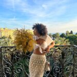 Léna Mahfouf Instagram – Est ce que tu préfères ce look en version casual de jour ou version soirée? 💐 Le total look c’est @longchamp et le sac c’est le Roseau ! :) #longchampuniversity #longchampss24 

collaboration commerciale, photographie retouchée !