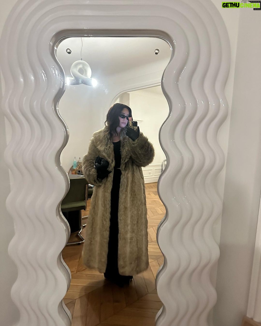 Léna Mahfouf Instagram - mes petites tenues de la semaine à Paris. It’s giving il fait froid, casual chic & unproblematic 🪩🎀✨🤸🏽♂️ laquelle tu préfères ??? Paris, France