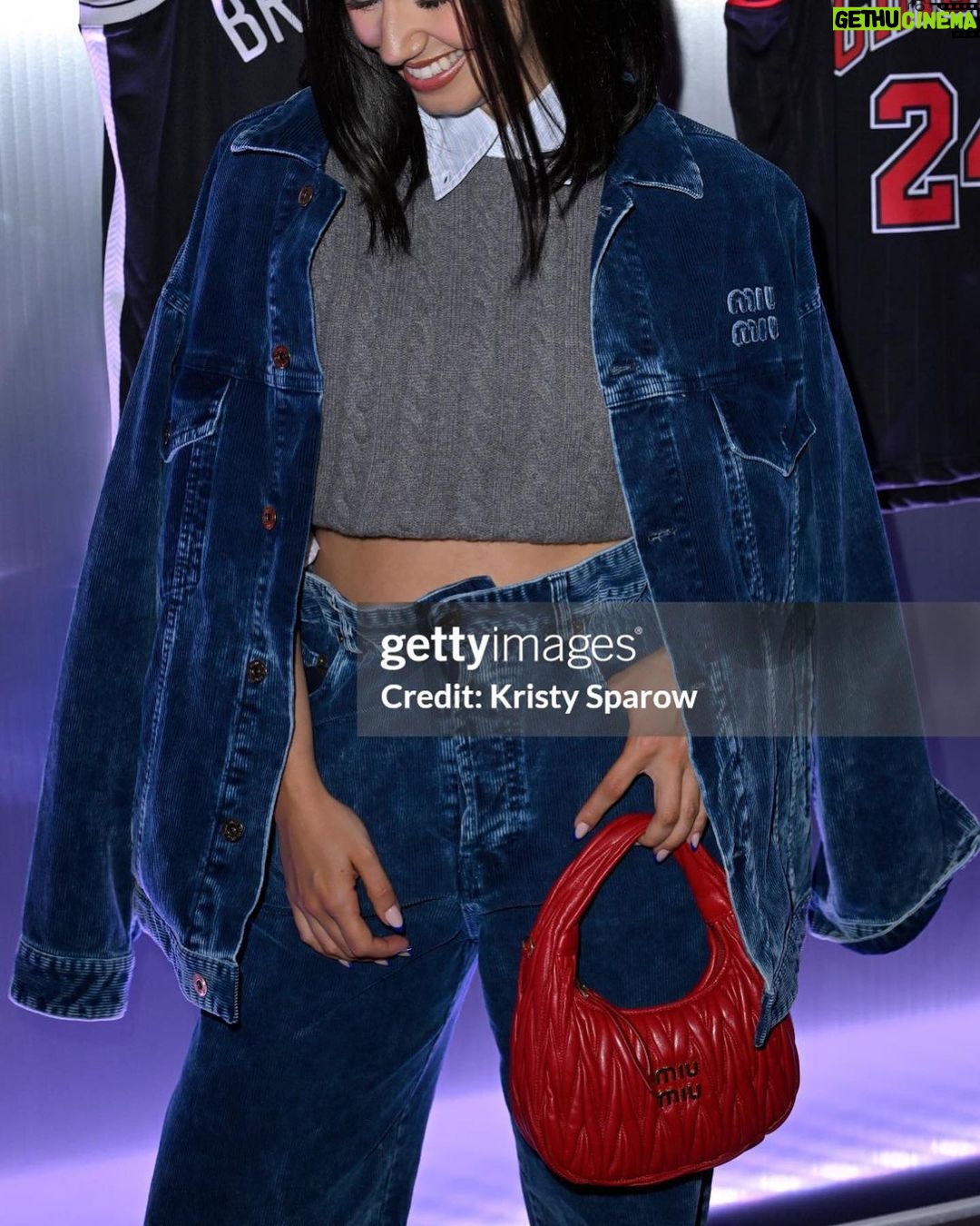 Léna Mahfouf Instagram - mes petites tenues de la semaine à Paris. It’s giving il fait froid, casual chic & unproblematic 🪩🎀✨🤸🏽♂️ laquelle tu préfères ??? Paris, France