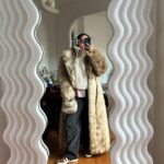 Léna Mahfouf Instagram - mes petites tenues de la semaine à Paris. It’s giving il fait froid, casual chic & unproblematic 🪩🎀✨🤸🏽‍♂️ laquelle tu préfères ??? Paris, France