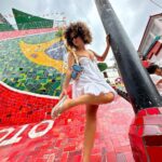 Léna Mahfouf Instagram - le mood à Rio: vivre d’amour, d’eau fraiche et de tongs @havaianaseurope 🩴 🇧🇷❤️🤸‍♀️ #havaianaswanderlust collaboration commerciale photographie retouchée Rio De Janeiro, Brazil