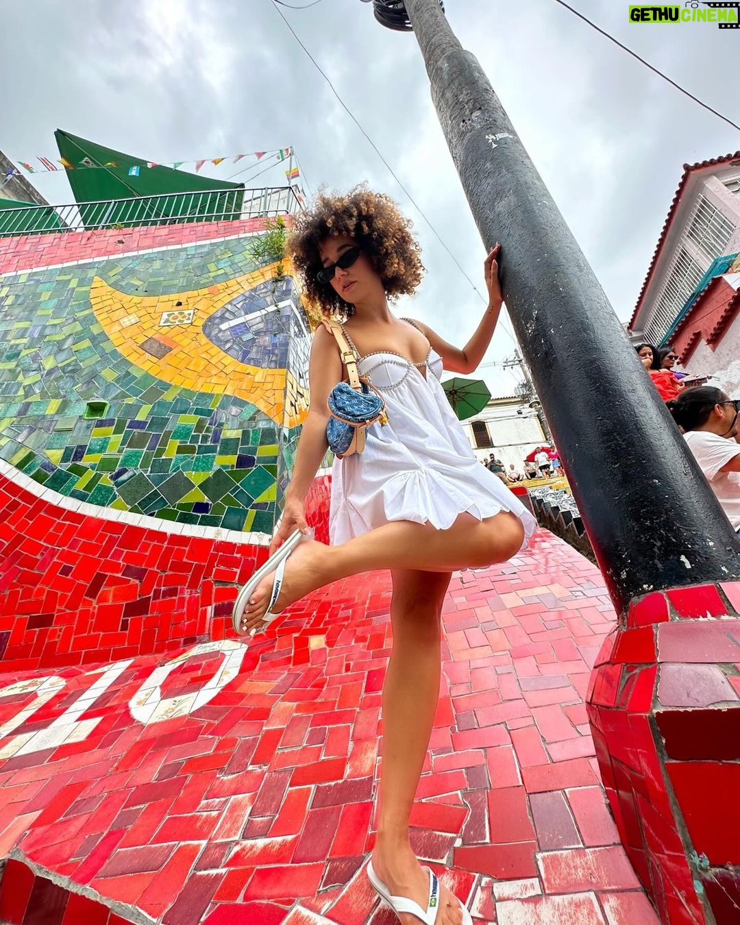 Léna Mahfouf Instagram - le mood à Rio: vivre d’amour, d’eau fraiche et de tongs @havaianaseurope 🩴 🇧🇷❤️🤸♀️ #havaianaswanderlust collaboration commerciale photographie retouchée Rio De Janeiro, Brazil