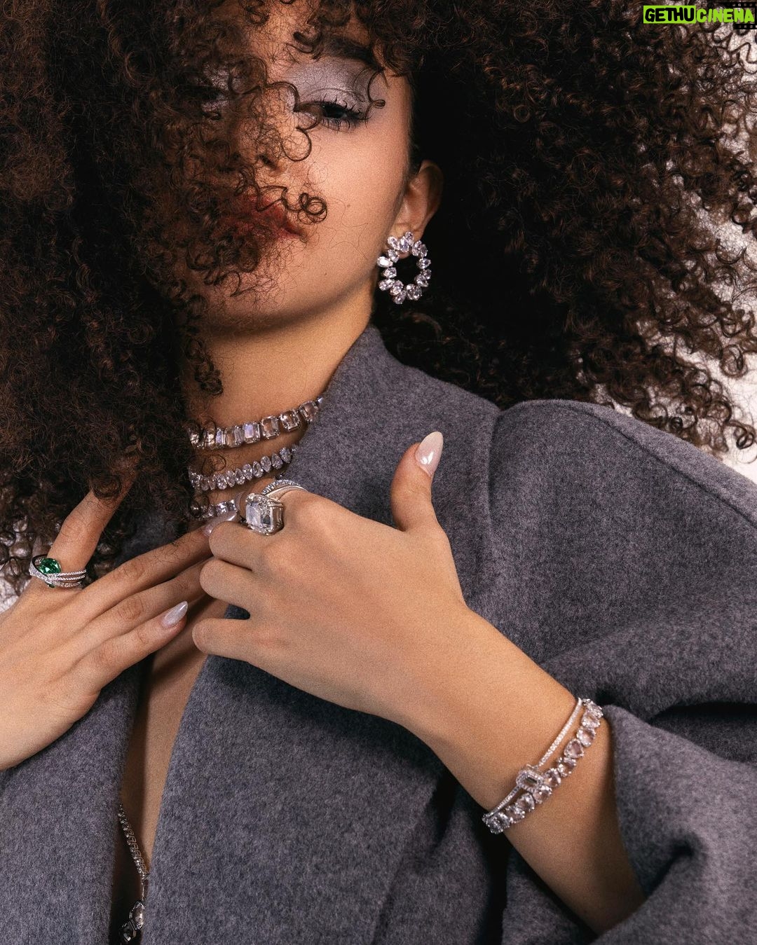 Léna Mahfouf Instagram - Concours @swarovski 💎❄️ J’ai fait une sélection de mes bijoux préférés de la maison en espérant qu’ils vous plaisent, car on les fait gagner à trois d’entre vous. Pour participer il suffit de: - suivre @lenamahfouf & @swarovski - et commentez la façon dont vous porteriez les bijoux. Points à savoir: • Les 3 gagnants seront choisis au hasard le 19 décembre. • Aucun achat n’est nécessaire pour participer ou gagner. •Tout achat n’augmentera pas vos chances de gagner. •Cette offre n’est en aucun cas sponsorisée ou organisée par Instagram. •Résidents français uniquement, de 18 ans et plus. •Plusieurs participations par personne sont autorisées. •Ouvert du 17 décembre au 18 décembre 23h59 CET #giveaway, En collaboration avec Swarovski. Paris, France
