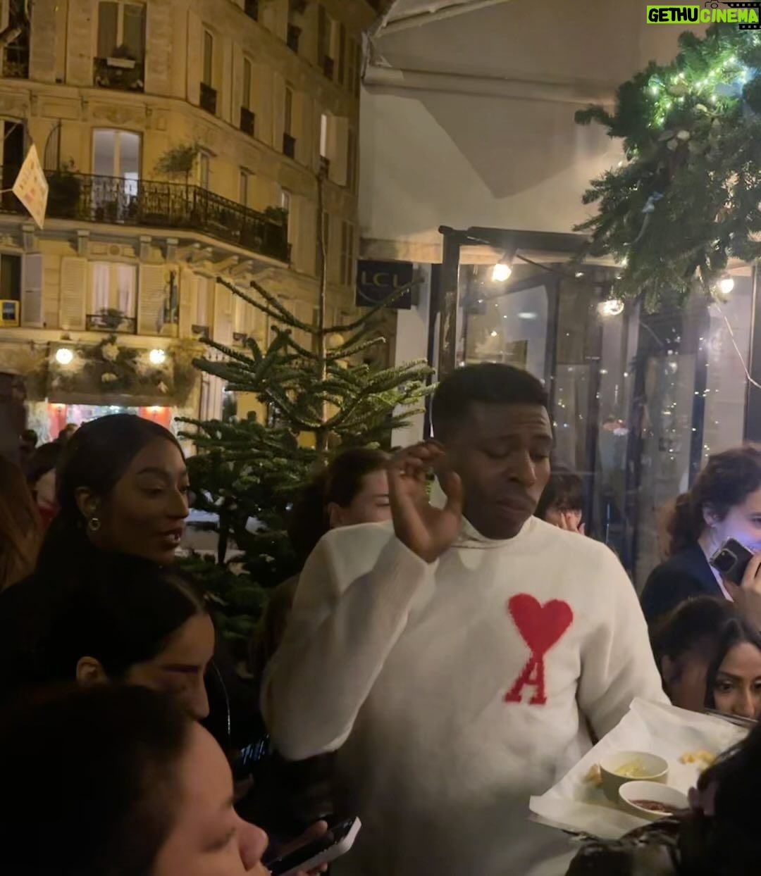 Léna Mahfouf Instagram - cette semaine ❄️ 1 - vue d’en bas 2 - vue d’en haut 3 - on a fait venir un gospel 4 - les copains devant 40 000 personnes 5 - et on avait une loge 6 - je sais pas de quoi ils parlent si vous savez lire sur les lèvres 7 - on commence les cadeaux de noël 8 - @marcus_mgvm quand il voit @hugodecrypte 9 - le pull de noël arrive 10 - le prochain pop up 🤭
