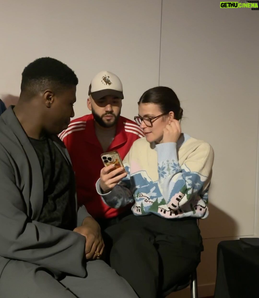 Léna Mahfouf Instagram - cette semaine ❄️ 1 - vue d’en bas 2 - vue d’en haut 3 - on a fait venir un gospel 4 - les copains devant 40 000 personnes 5 - et on avait une loge 6 - je sais pas de quoi ils parlent si vous savez lire sur les lèvres 7 - on commence les cadeaux de noël 8 - @marcus_mgvm quand il voit @hugodecrypte 9 - le pull de noël arrive 10 - le prochain pop up 🤭