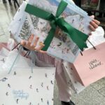 Léna Mahfouf Instagram – cette semaine ❄️ 
1 – vue d’en bas 
2 – vue d’en haut 
3 – on a fait venir un gospel 
4 – les copains devant 40 000 personnes 
5 – et on avait une loge 
6 – je sais pas de quoi ils parlent si vous savez lire sur les lèvres 
7 – on commence les cadeaux de noël 
8 – @marcus_mgvm quand il voit @hugodecrypte 
9 – le pull de noël arrive 
10 – le prochain pop up 🤭