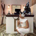 Léna Mahfouf Instagram – OMG ! @hotelmahfouf est prêt à vous accueillir dans son nouveau pop up: la station de ski parisienne ⛷️✨❄️ Venez découvrir notre nouvelle collection dès demain de 10h à 20h au 30 avenue de Trudaine 75009 jusqu’au 13 décembre. J’ai hâte que vous voyez le travail de notre team de lobby boy, on a terminé 5 minutes avant l’arrivée des premiers invités hahaha but: we made iiiiiiit 🫣💖🫣 Avenue Trudaine