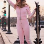 Léna Mahfouf Instagram – Le nouveau pop up @hotelmahfouf ! On se donne rendez vous du 7 au 13 décembre au 30 avenue de Trudaine 75009 tous les jours de 10 heure à 20 heure 🎀 Venez découvrir notre nouvelle collection d’hiver ainsi que déguster notre carte de boissons chaudes, food, nuggets vegan ( duh ! ) et nos nouvelles crêpes. ❄️✨ Paris, France