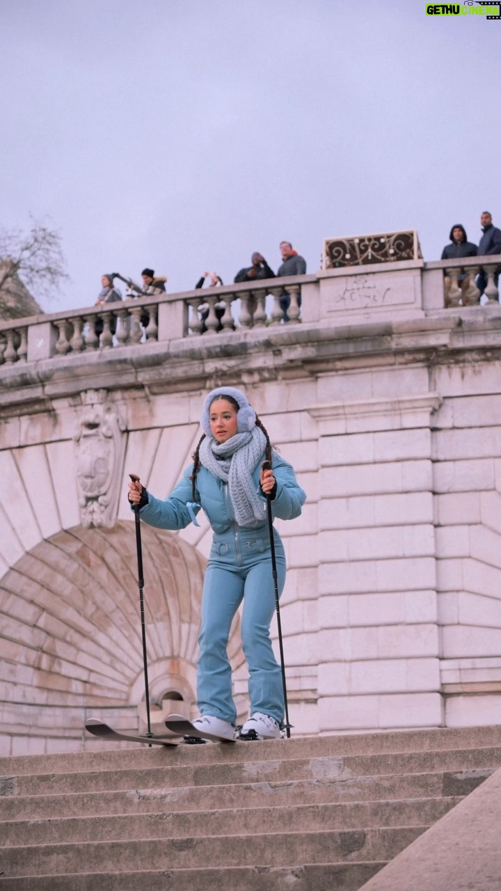 Léna Mahfouf Instagram - J-3 avant le lancement de notre nouvelle collection « la station de ski » le 7 décembre ⛷️❄️ Et pour célébrer cette collection nous avons créé un petit coffee shop d’altitude, pas très loin du point le plus haut de Paris: le 9eme arrondissement. ( 120 mètre d’altitude quand même! ) - Le pop up ouvrira ses portes du 7 décembre au 13 décembre puis voyagera vers une nouvelle destination. 🤭 75009