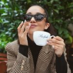 Léna Mahfouf Instagram – mesdames et messieurs: la saison des chocolats chauds est OFFICIELLEMENT ouverte. ☕️ ( et oui, on garde les lunettes de soleil RL Stacked même en hivers) @ralphlauren #RLEyewear 
collaboration commerciale 
photographie retouchée Ralph’s