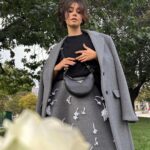 Léna Mahfouf Instagram - entourée de fleurs, je me sens bien 💐👜 @prada #PradaArqué #PradaFW23 collaboration commerciale colorimétrie retouchée Paris, France