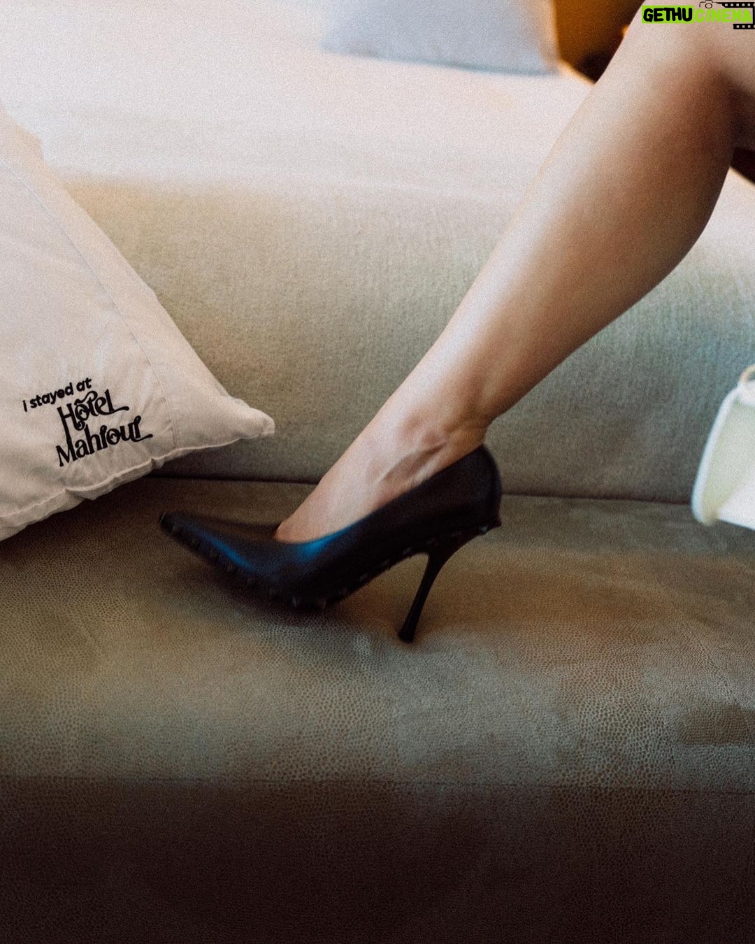 Léna Mahfouf Instagram - il y à une semaine… nous vivions notre premier concept pendant la Fashion Week parisienne : ouvrir une suite Valentino à l’Hôtel Mahfouf. Un lieu pour offrir à notre clientèle un petit bout de Fashion Week avec l’une des nos maisons de mode favorite: @maisonvalentino et @valentino.beauty ✨ Un grand merci au @fouquets.paris pour leur accueil! d’autres photos arrivent. collaboration commerciale non rémunérée photos by @paulgaiffe Fouquet's, Champs-Elysees