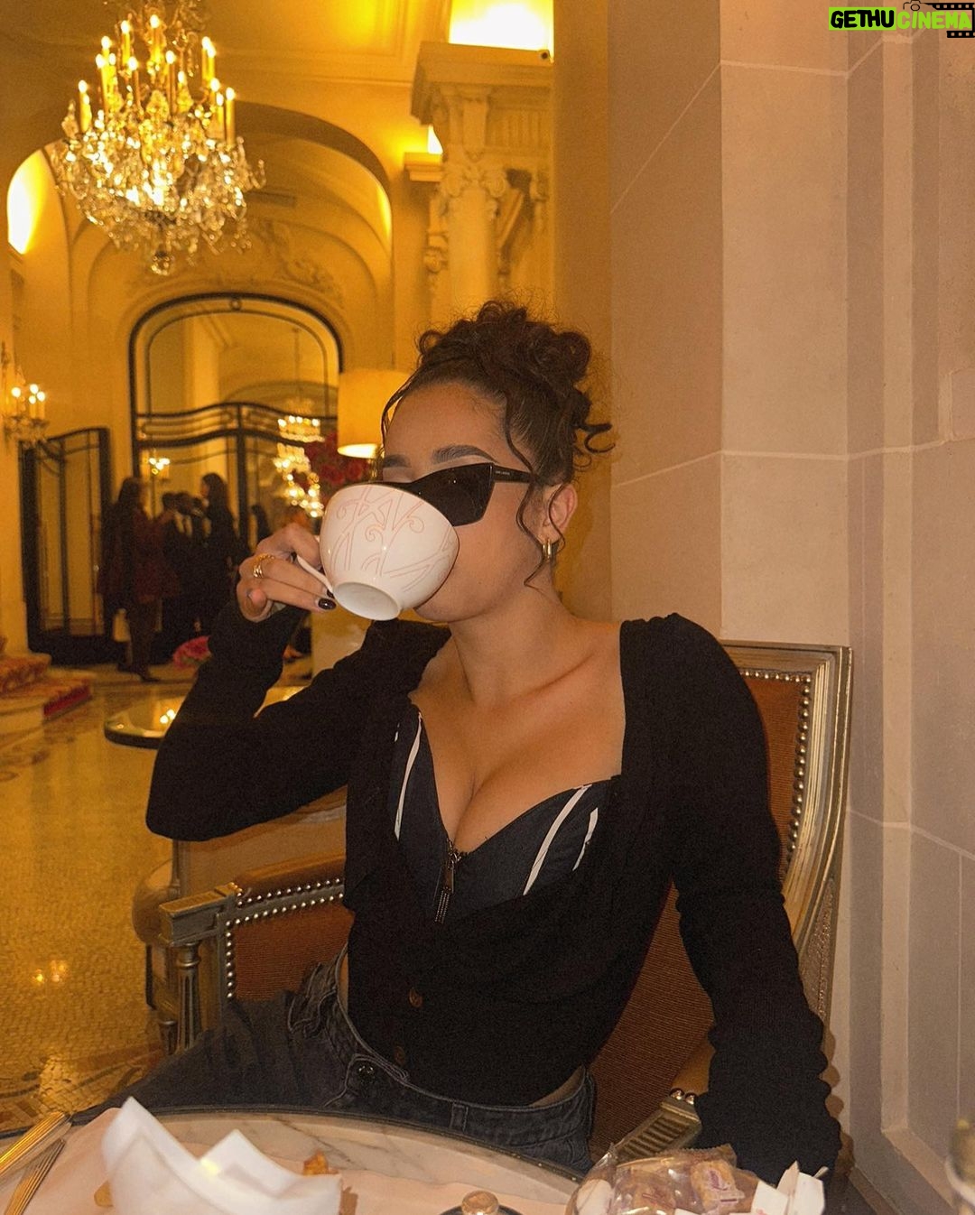 Léna Mahfouf Instagram - une eau chaude citron s’il vous plaît