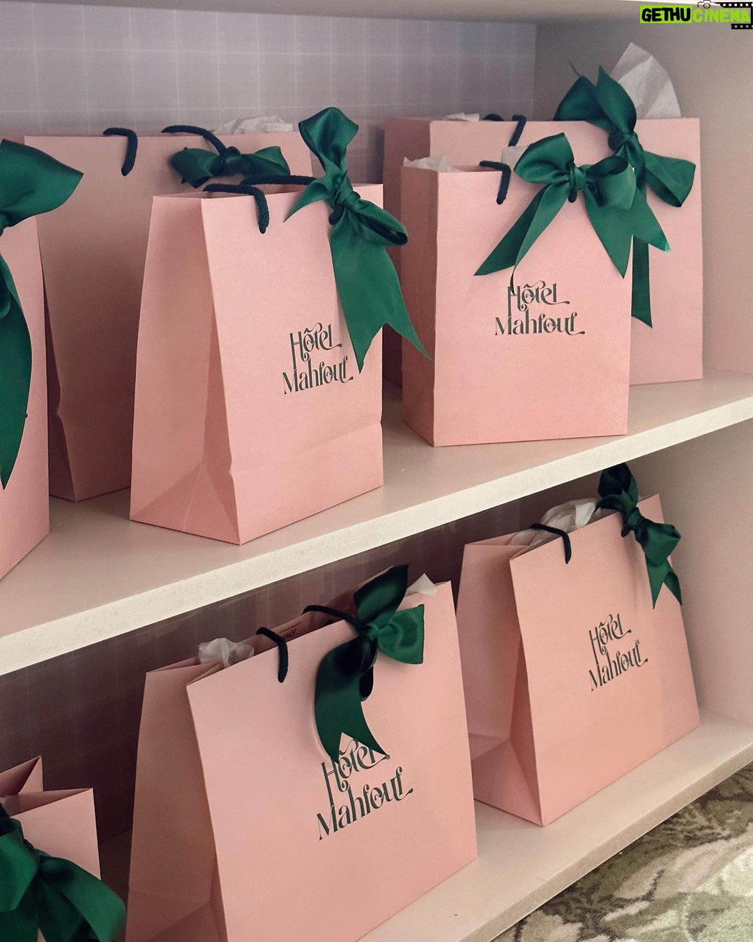 Léna Mahfouf Instagram - OMG ! @hotelmahfouf est prêt à vous accueillir dans son nouveau pop up: la station de ski parisienne ⛷️✨❄️ Venez découvrir notre nouvelle collection dès demain de 10h à 20h au 30 avenue de Trudaine 75009 jusqu’au 13 décembre. J’ai hâte que vous voyez le travail de notre team de lobby boy, on a terminé 5 minutes avant l’arrivée des premiers invités hahaha but: we made iiiiiiit 🫣💖🫣 Avenue Trudaine
