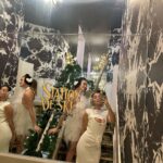 Léna Mahfouf Instagram – OMG ! @hotelmahfouf est prêt à vous accueillir dans son nouveau pop up: la station de ski parisienne ⛷️✨❄️ Venez découvrir notre nouvelle collection dès demain de 10h à 20h au 30 avenue de Trudaine 75009 jusqu’au 13 décembre. J’ai hâte que vous voyez le travail de notre team de lobby boy, on a terminé 5 minutes avant l’arrivée des premiers invités hahaha but: we made iiiiiiit 🫣💖🫣 Avenue Trudaine