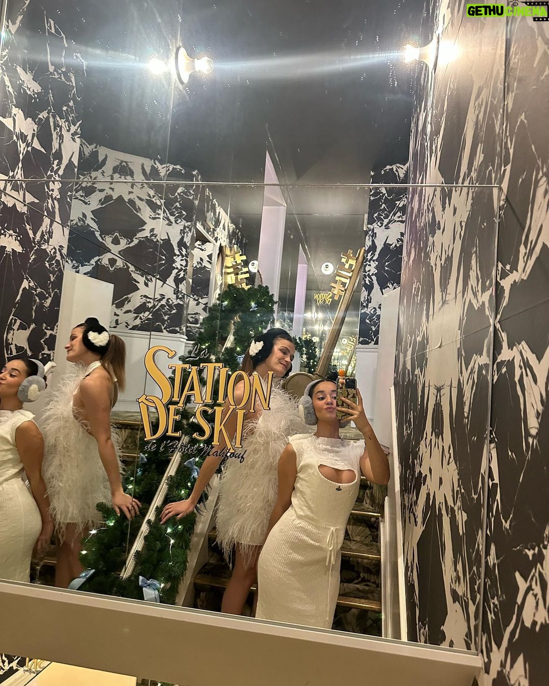 Léna Mahfouf Instagram - OMG ! @hotelmahfouf est prêt à vous accueillir dans son nouveau pop up: la station de ski parisienne ⛷️✨❄️ Venez découvrir notre nouvelle collection dès demain de 10h à 20h au 30 avenue de Trudaine 75009 jusqu’au 13 décembre. J’ai hâte que vous voyez le travail de notre team de lobby boy, on a terminé 5 minutes avant l’arrivée des premiers invités hahaha but: we made iiiiiiit 🫣💖🫣 Avenue Trudaine