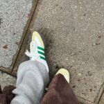 Léna Mahfouf Instagram – il fait froid et c’est dur de slay 😡 
mes samba @adidasparis aux couleurs de Shrek viennnent du stand de customisation qu’on a fait à mon anniversaire avec @staniflou pour répondre à l’avanche de DMs reçus – vous pouvez par contre être créatifs et faire votre meilleur DIY ✂️🤓

produits offerts 
collaboration commerciale