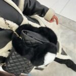 Léna Mahfouf Instagram – il fait froid et c’est dur de slay 😡 
mes samba @adidasparis aux couleurs de Shrek viennnent du stand de customisation qu’on a fait à mon anniversaire avec @staniflou pour répondre à l’avanche de DMs reçus – vous pouvez par contre être créatifs et faire votre meilleur DIY ✂️🤓

produits offerts 
collaboration commerciale