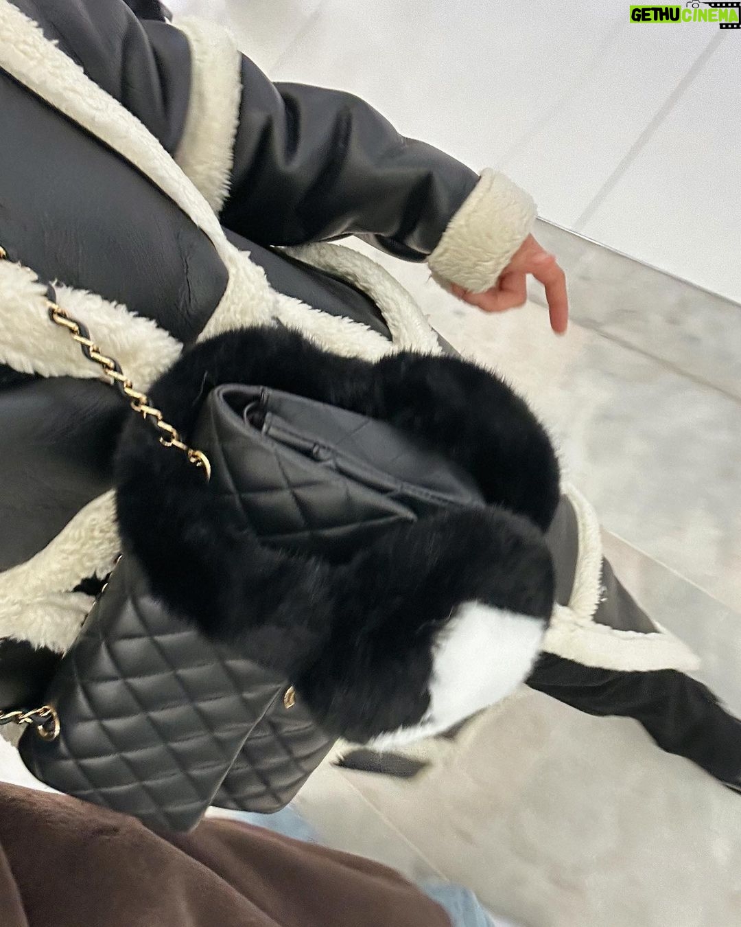 Léna Mahfouf Instagram - il fait froid et c’est dur de slay 😡 mes samba @adidasparis aux couleurs de Shrek viennnent du stand de customisation qu’on a fait à mon anniversaire avec @staniflou pour répondre à l’avanche de DMs reçus - vous pouvez par contre être créatifs et faire votre meilleur DIY ✂️🤓 produits offerts collaboration commerciale