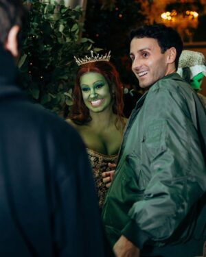 Léna Mahfouf Instagram - bah le thème Shrek c’était la meilleure idée, j’arrête de vous spammer mais j’ai adoré fête mon anni-vert-saire à vos côté. Cheers to une nouvelle année. 💚🌻