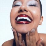 Léna Mahfouf Instagram – SHE’S HAPPY SHE’S CONFIDENT SHE SMILES AT EVERYONE 😁🌞 a lil shooting I directed for @colgate_france ! 
La marque m’a laissé carte blanche pour répondre à sa phrase culte “Votre sourire, soyez-en fier”. ⭐️⭐️⭐️

shot by @kenzalebas 
creative directed by Lena Mahfouf 
glam is @manelsaoud @fatoudidmyhair 

Collaboration commerciale 
photographie retouchée 
#maxwhite #sourirecolgate