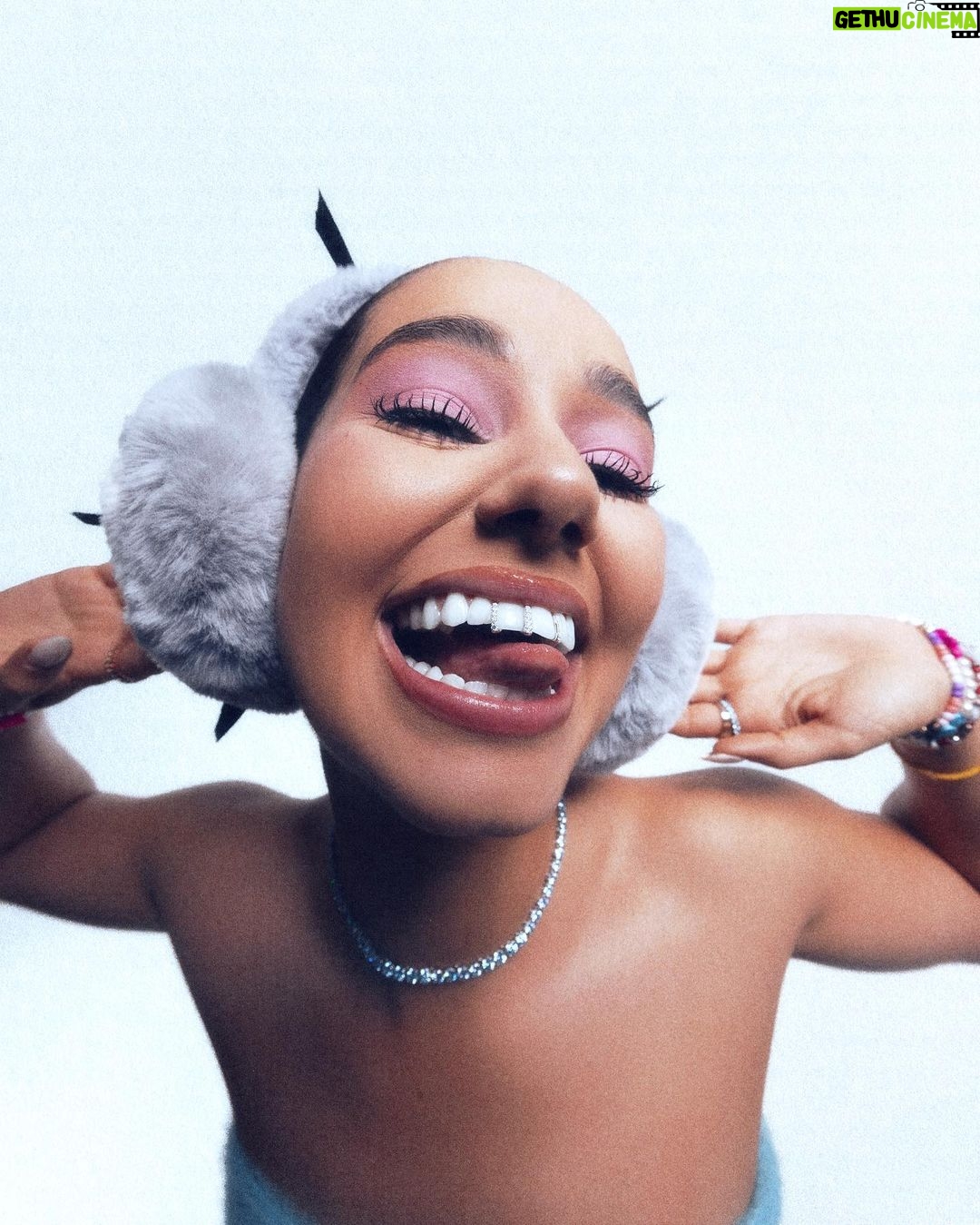 Léna Mahfouf Instagram - SHE’S HAPPY SHE’S CONFIDENT SHE SMILES AT EVERYONE 😁🌞 a lil shooting I directed for @colgate_france ! La marque m’a laissé carte blanche pour répondre à sa phrase culte “Votre sourire, soyez-en fier”. ⭐️⭐️⭐️ shot by @kenzalebas creative directed by Lena Mahfouf glam is @manelsaoud @fatoudidmyhair Collaboration commerciale photographie retouchée #maxwhite #sourirecolgate