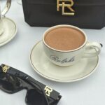 Léna Mahfouf Instagram – mesdames et messieurs: la saison des chocolats chauds est OFFICIELLEMENT ouverte. ☕️ ( et oui, on garde les lunettes de soleil RL Stacked même en hivers) @ralphlauren #RLEyewear 
collaboration commerciale 
photographie retouchée Ralph’s