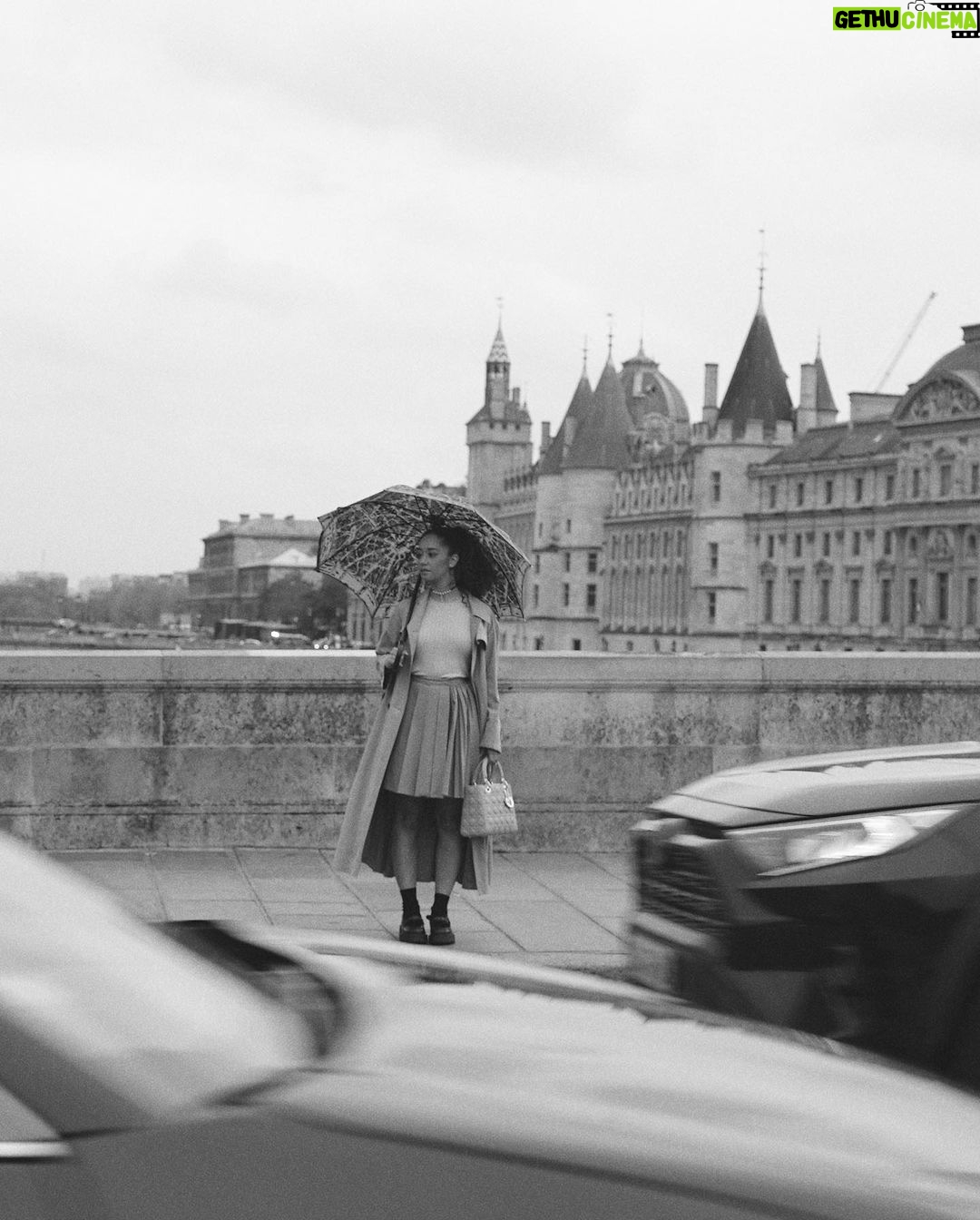 Léna Mahfouf Instagram - Le saviez vous ? Si vous êtes nés après 1995, vous êtes plus jeune que l’iconique sac Lady Dior ! Pour la visite de Lady Diana à Paris, la première dame de France ( Bernadette ! ) , offre un sac à main qui va, sans le savoir, traverser les époques. La dernière création de la Maison Dior est alors adoptée par la Princesse Diana qui le commande dans TOUTES ses déclinaisons. C'est un an plus tard, en hommage à la Princesse, qu'il est baptisé, avec son accord, « Lady Dior ». Encore un peu d'histoire les enfants: Le fameux motif cannage est inspiré des chaises Napoléon III où Christian Dior installait les invités de ses défilés haute couture en 1947. Autrement dit: She’s an Icon, she’s a legend and she is the moment. collaboration commerciale photographies retouchées Paris, France